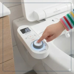 Ein Kind bedient den bidet aufsatz für haushalte mit kindern ganz einfach und selbstständig über die Armatur.