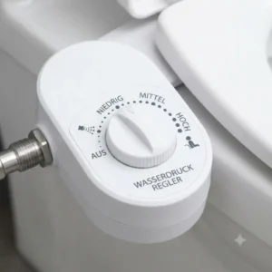 Nahaufnahme des Bedienfelds eines stromlosen Bidet-Aufsatzes zur Regulierung der Intensität des Wasserstrahls.